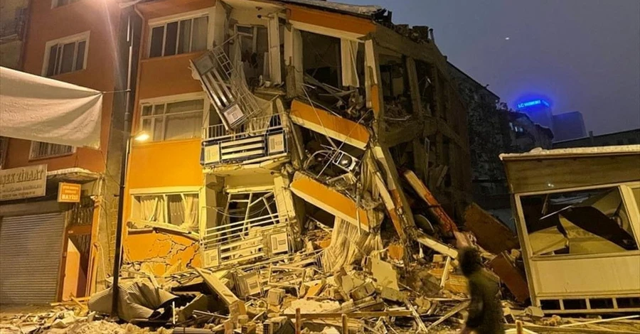 Жертвами ночного землетрясения в Турции и Сирии стали около 200 человек