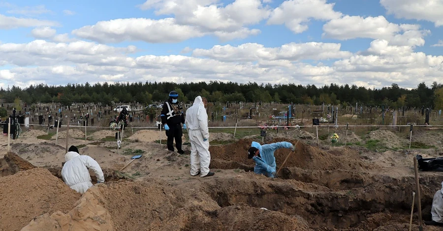  В Изюме началось перезахоронение тел эксгумированных жертв россиян