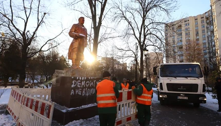 В Киеве демонтировали памятник советскому летчику Чкалову