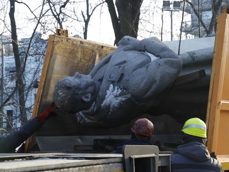 Памятник Ватутину в Киеве демонтировали и перенесут в Музей авиации