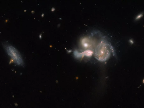 Космический телескоп Hubble зафиксировал три галактики, которые вот-вот столкнутся