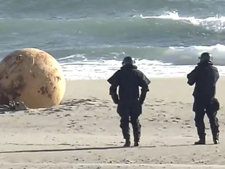 Власти Японии демонтируют неизвестный шар, найденный на берегу моря