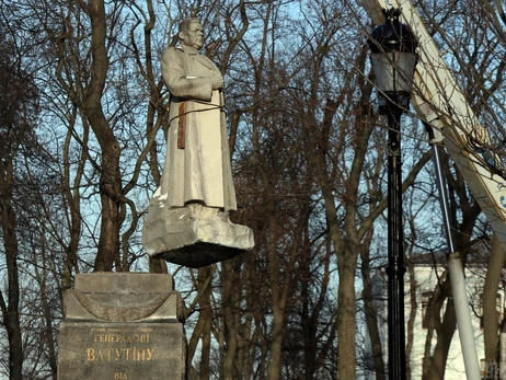 Місяць без пам’ятників Чкалову та Ватутіну: скульптури можуть переїхати у Музей окупації