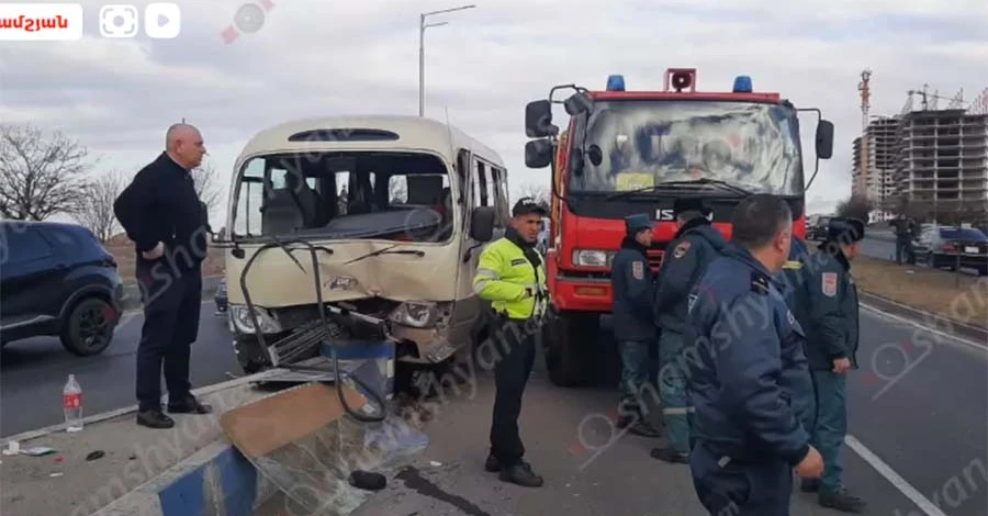 В Ереване автобус с работниками правительства попал в ДТП, пострадали 13 человек