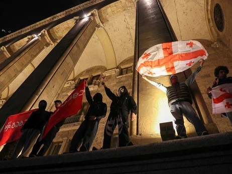 Протестующие в Грузии снова штурмуют здание парламента - полиция задействовала водометы