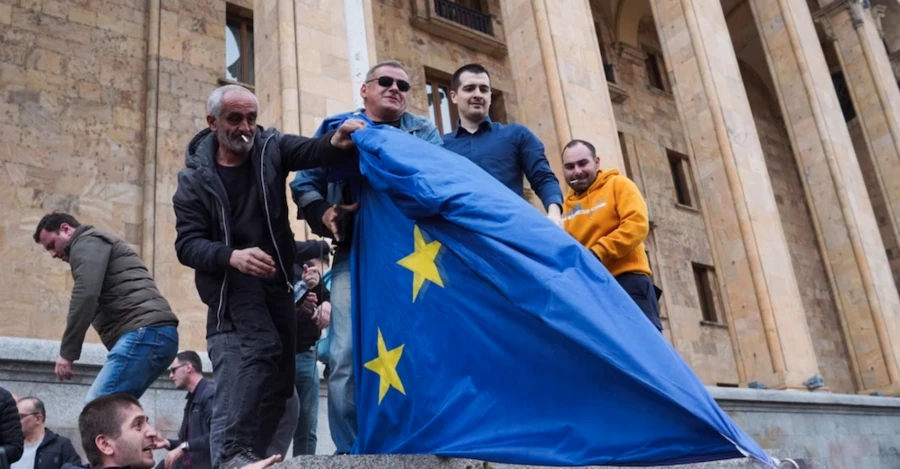В Тбилиси во время пророссийского митинга под парламентом сняли и сожгли флаг Евросоюза