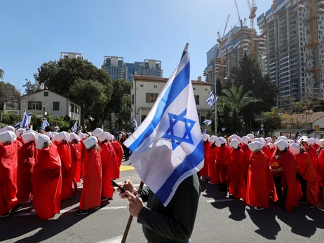 В Ізраїлі жінки вийшли на протест у червоних мантіях за мотивами 