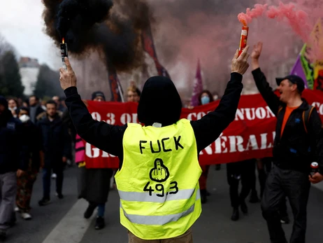 У Франції пройшли мітинги та погроми через прийняття пенсійної реформи в обхід парламенту