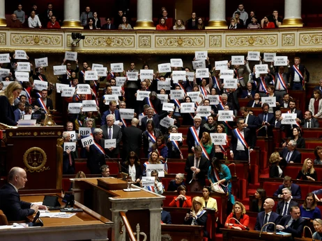 Парламент Франції не зміг повалити уряд і відхилити скандальну пенсійну реформу
