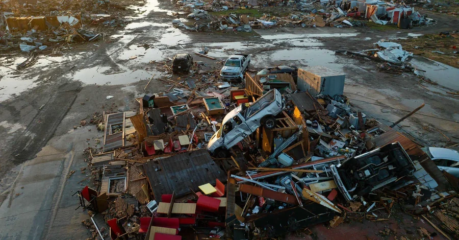 У США через руйнівні торнадо загинули 23 людини, одне місто повністю знищене