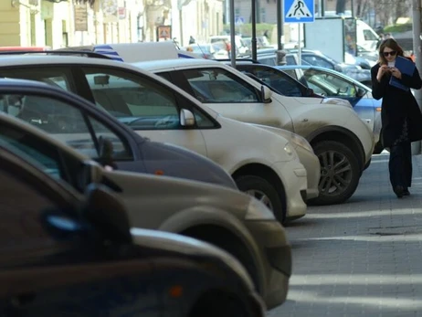 Львовян призвали жаловаться на неправильно припаркованные авто ради помощи ВСУ