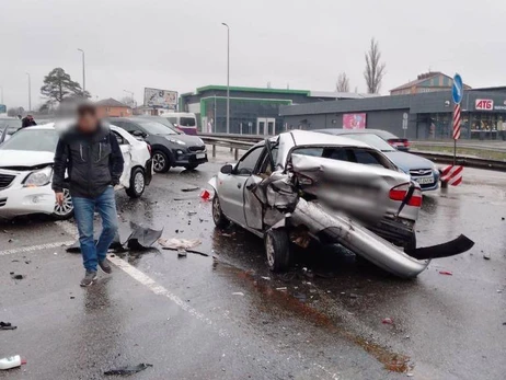 У Києві масштабна ДТП: зіткнулись 10 авто, є постраждалі