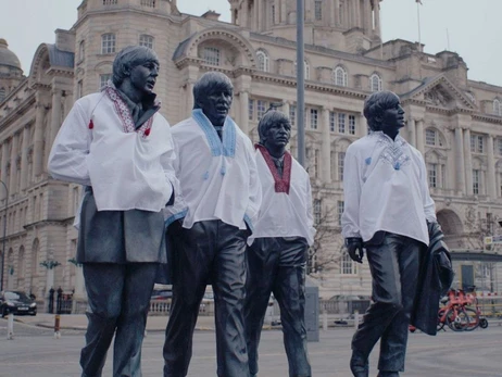 Пам'ятник The Beatles у Ліверпулі одягли у вишиванки до 
