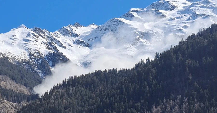 Під час сходження лавини у французьких Альпах загинули туристи