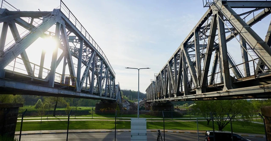 Залізничний міст через річку Ірпінь повністю відновили