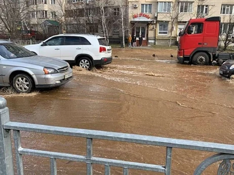 Дождь в Киеве будет лить как минимум сутки: коммунальщики пытаются не допустить потопов
