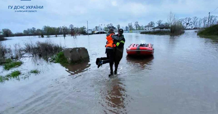 Велика вода: із Київської та Черкаської областей почали евакуювати людей