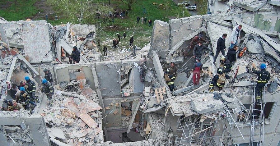 В Славянске из-под завалов достали женщину - количество погибших от обстрела достигло девяти
