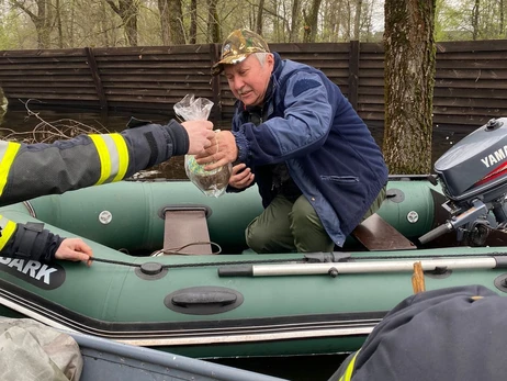 Спасатели лодками доставили паски пострадавшим от паводка на Черкасщине