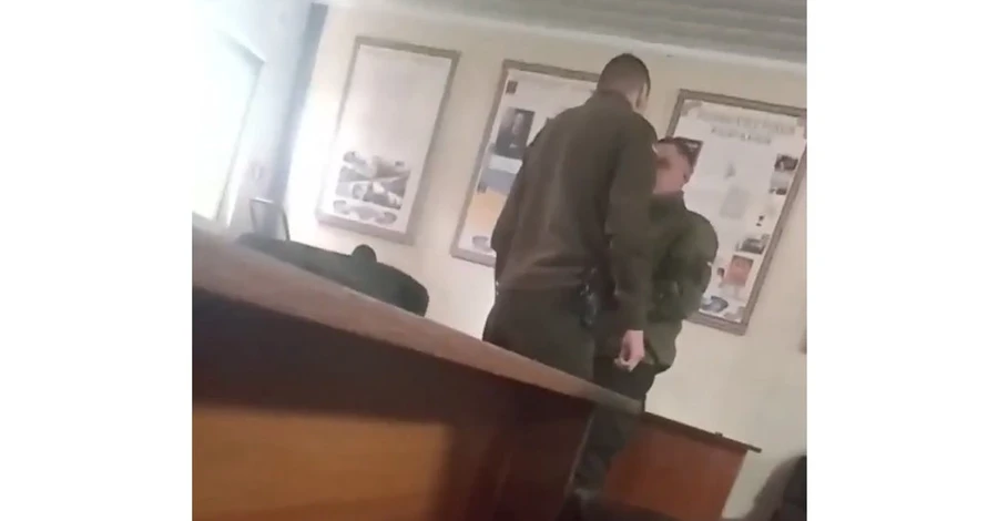 Офіцера Нацгвардії відсторонили через відео із побиттям строковика, ДБР проводить перевірку