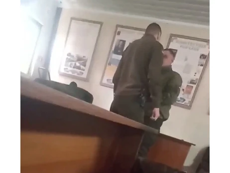 Офіцера Нацгвардії відсторонили через відео із побиттям строковика, ДБР проводить перевірку