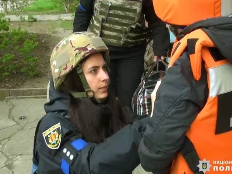 Полиция эвакуировала женщину и четверых детей с линии фронта в Запорожской области 