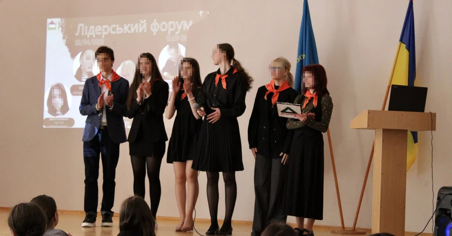 В Киеве школьники выступили в форме, похожей на пионерскую