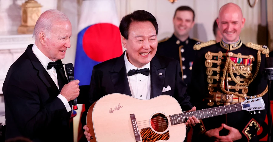 Президент Південної Кореї на прохання Байдена заспівав пісню American Pie на вечері у Білому домі
