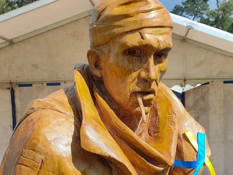 Закарпатський митець вирізав із дерева скульптуру героя Олександра Мацієвського