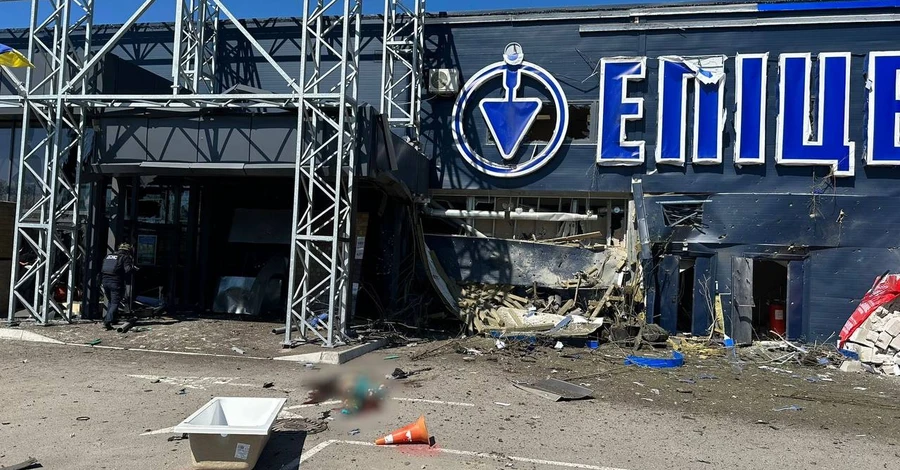 Росіяни вдарили по гіпермаркету в Херсоні, троє людей загинули