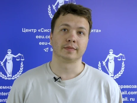 Ексредактору NEXTA Протасевичу дали вісім років, але відпустили із зали суду