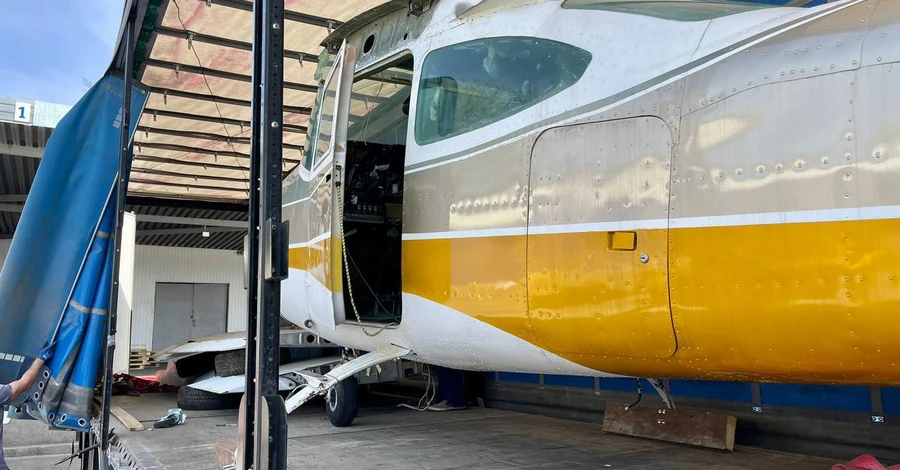 На Київщині митники виявили літак, який намагались нелегально ввезти в Україну 