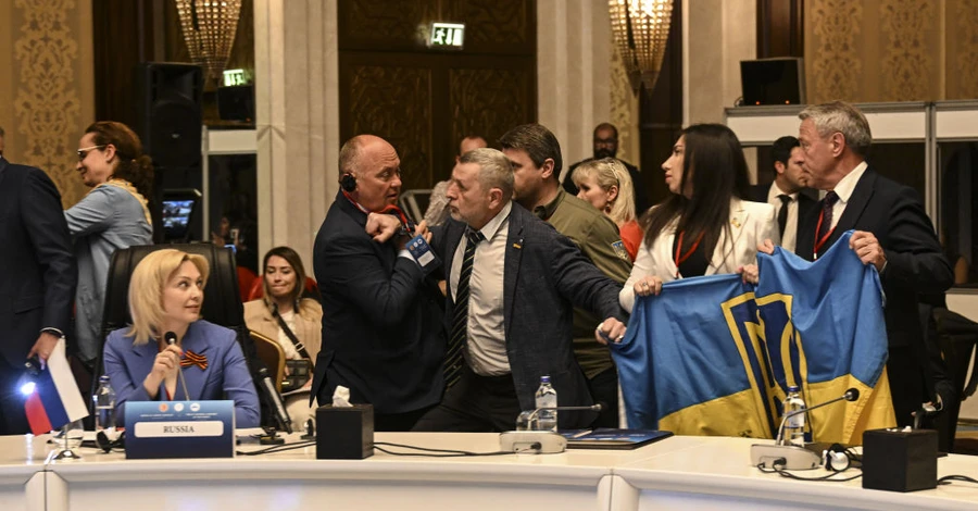 На саммите в Турции между представителями делегаций Украины и РФ произошла драка из-за флага