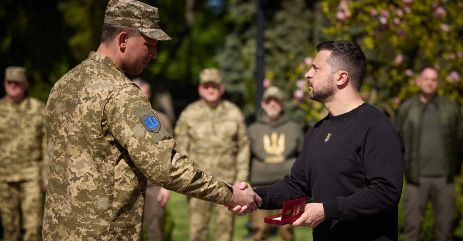 Зеленский раздал военным награды в День пехоты - двух защитников удостоил званиями Героев Украины