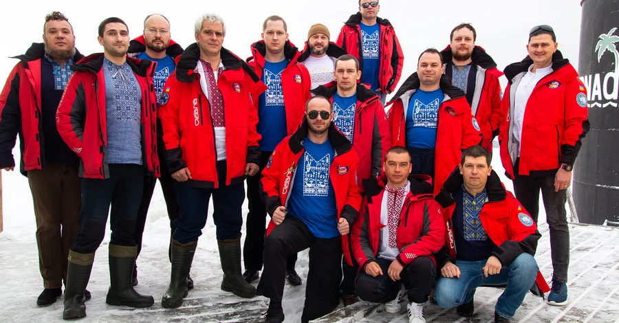 Українські полярники відзначили День вишиванки в Антарктиді