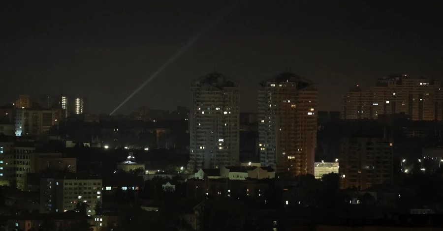 Росіяни вночі атакували Київ, уламки ракет впали в трьох районах міста