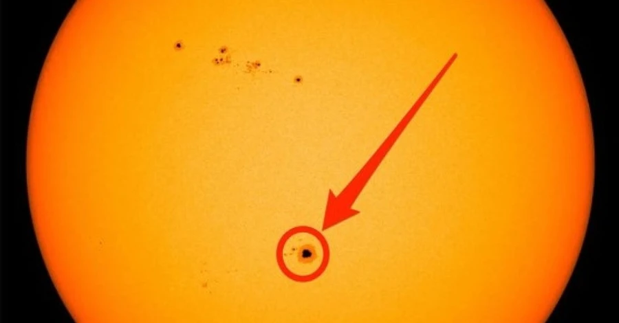 На Солнце обнаружили гигантское пятно, которое может спровоцировать мощную геомагнитную бурю на Земле