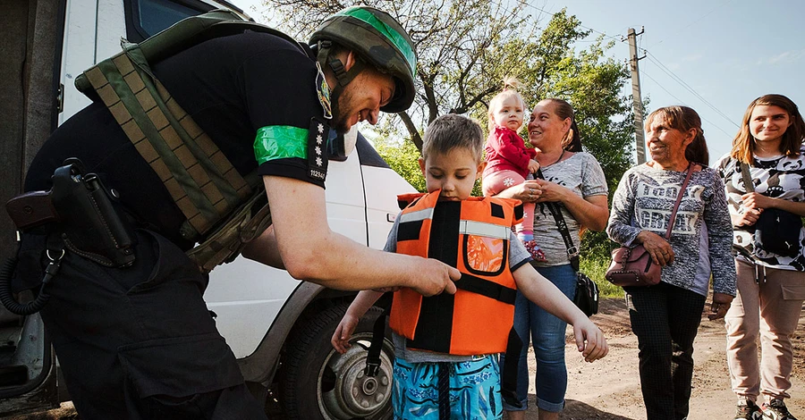 Полицейские спасли четырех детей из-под обстрелов в Торецке