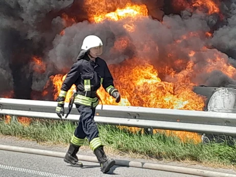 На трассе в Киевской области взорвался и сгорел бензовоз, водитель погиб