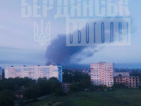 В оккупированном Бердянске ночью и утром раздались взрывы, в местах попаданий сильный пожар