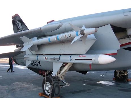Нові ракети для України: озброять F-16 і дістануть ворожі літаки-ракетоносії
