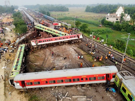 В результате катастрофы на железной дороге в Индии уже погибли более 300 человек