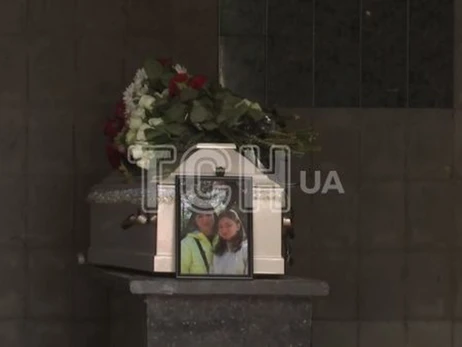 У Києві попрощались з Вікою і її мамою Олею, що загибли біля закритого сховища 1 червня