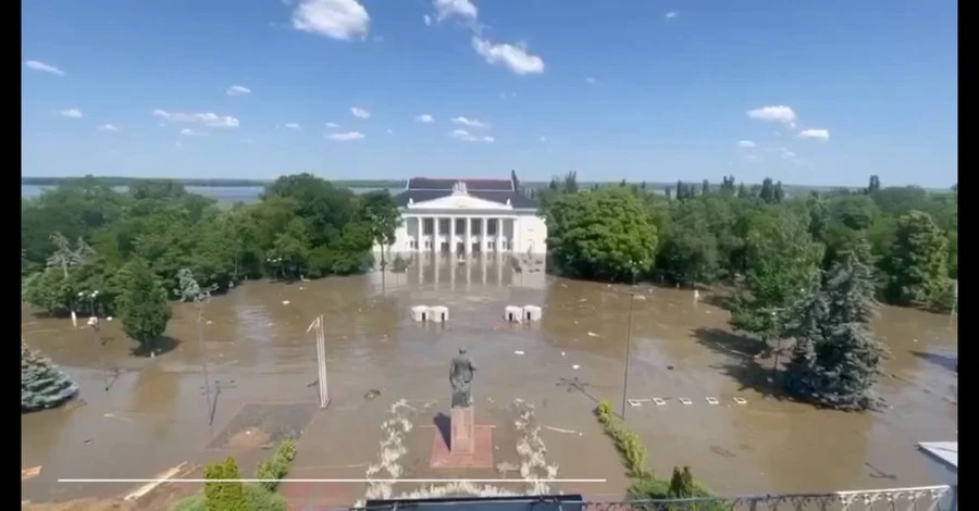 Центр оккупированной Новой Каховки затоплен из-за подрыва Россией ГЭС