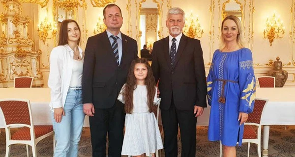 Президент Чехії зустрівся з українкою, на яку плюнули однокласники після слів 