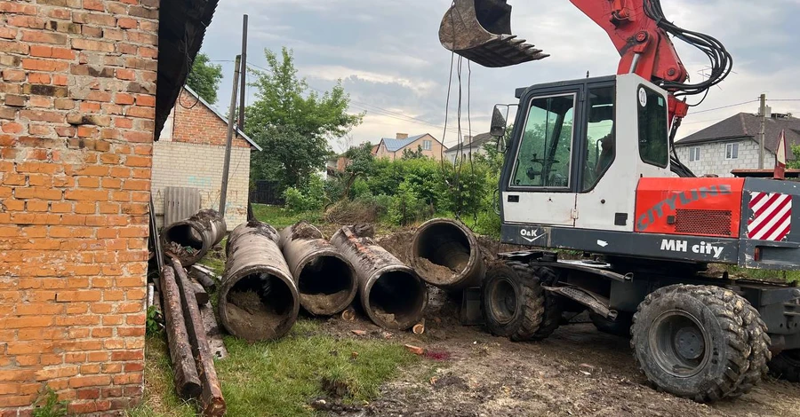 В Ровенской области на депутата обрушилась бетонная труба, пострадавший скончался