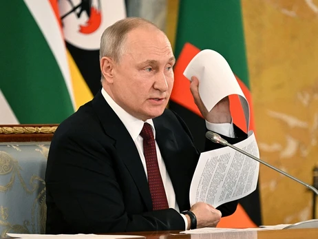 Путін на зустрічі з лідерами ПАР виправдався за викрадення українських дітей – вивозили, щоб 