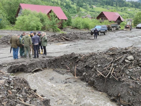 Из-за непогоды горные реки на Прикарпатье размыли дороги