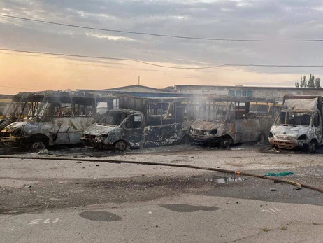 В Херсоне в результате ночных российских обстрелов сгорели маршрутки и экскаватор спасателей