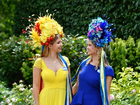 Синьо-жовті вінки, корал та квіти: наймодніші капелюшки на перегонах Royal Ascot 2023